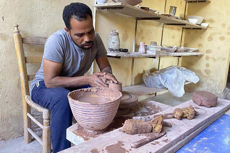 Ashraf Abdel Kadr sur son tour de potier.