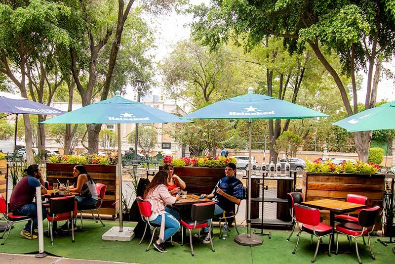 De nombreux restaurants à La Roma ont installé des tables dehors pour respecter les protocoles de lutte contre la COVID-19