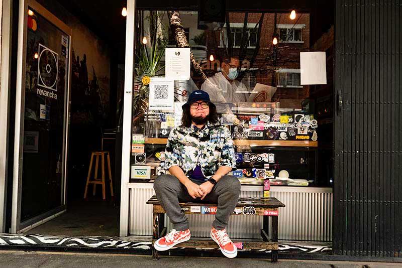 Manuel Carrasco devant la Revancha, sa boutique de disques vinyles