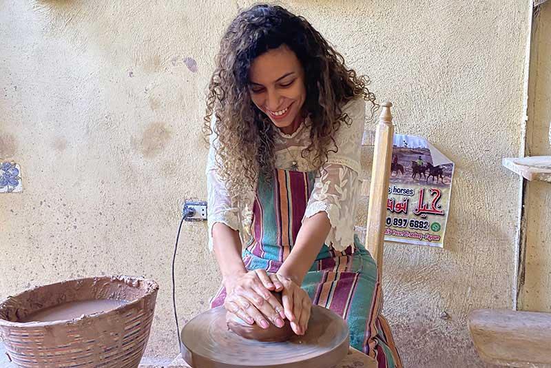 Kanzy Khafagy sur un tour de potier.