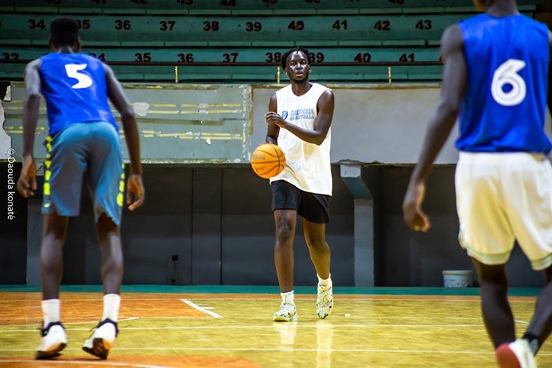 Mouhammad Fall playing basketball.