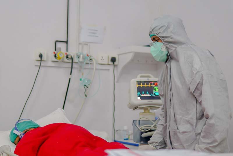 Arifullah performs regular monitoring and treatment of COVID-19 patients.