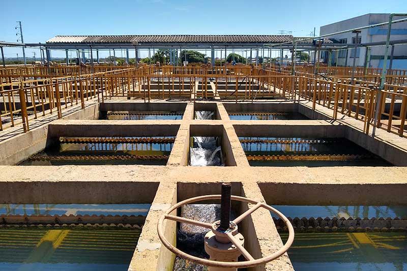 A Corsan pretende reduzir as perdas de água na distribuição e melhorar a eficiência energética em suas operações.
