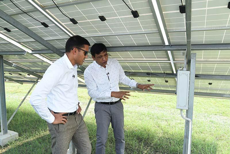 Raj Shah sur le site d'un mini-réseau solaire à Bihar, en Inde.