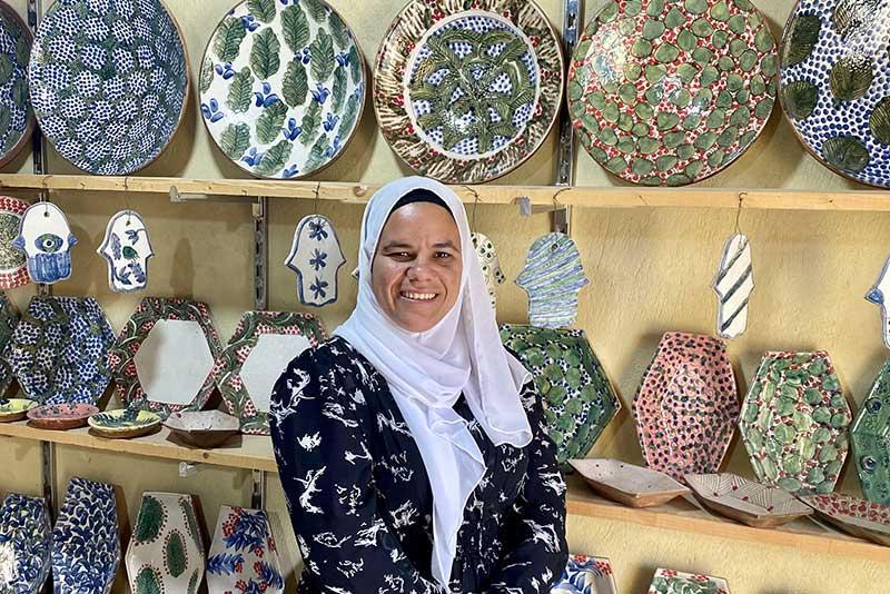 Randa Omar est la première femme à exercer le métier de potier dans sa famille.