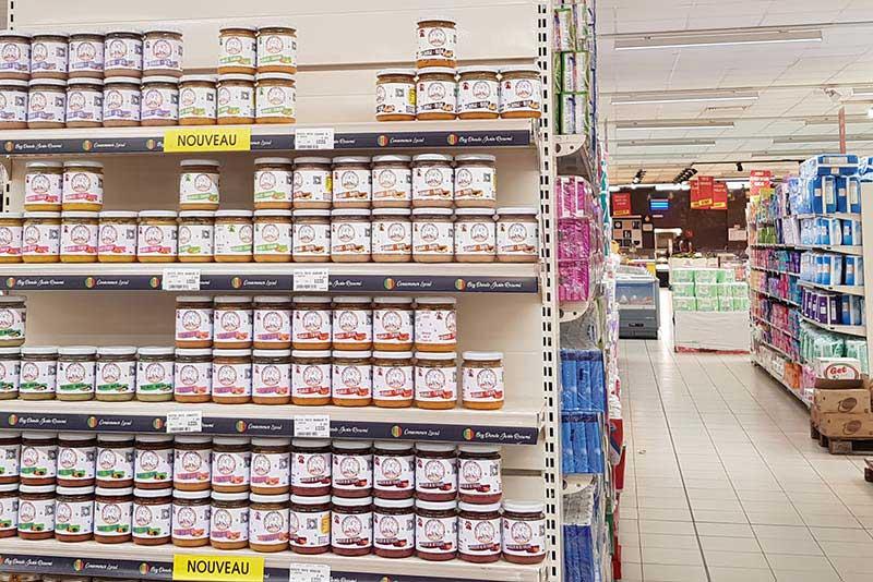 Petits pots pour bébés Le Lionceau en tête de gondole dans un supermarché de Dakar, au Sénégal.