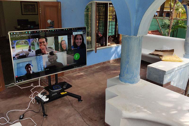 L'équipe build3 en visioconférence avec ses principaux conseillers, dans les locaux de la société à Goa