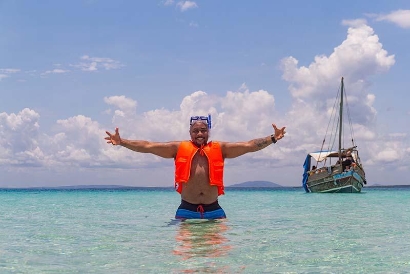 Un touriste profite de son séjour dans la réserve marine de Kisite Mpunguti, au Kenya.