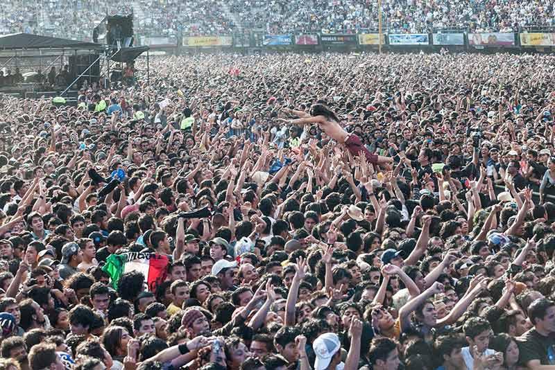 Presentado por OCESA, el multitudinario Festival Vive Latino reúne a artistas de toda América Latina y España.
