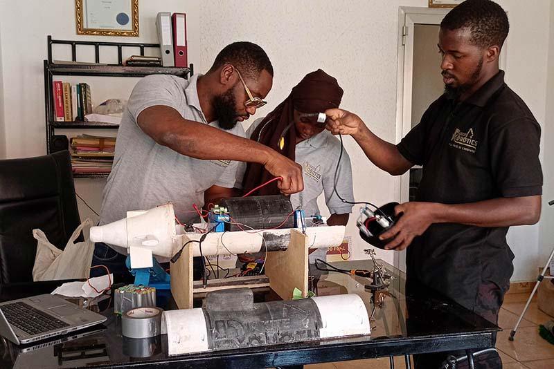 Abdoulaye Diakité, fondateur de Diakité Robotics, une société d'ingénierie mécatronique au Mali, travaillant sur des projets innovants avec ses employés dans son atelier de Bamako.