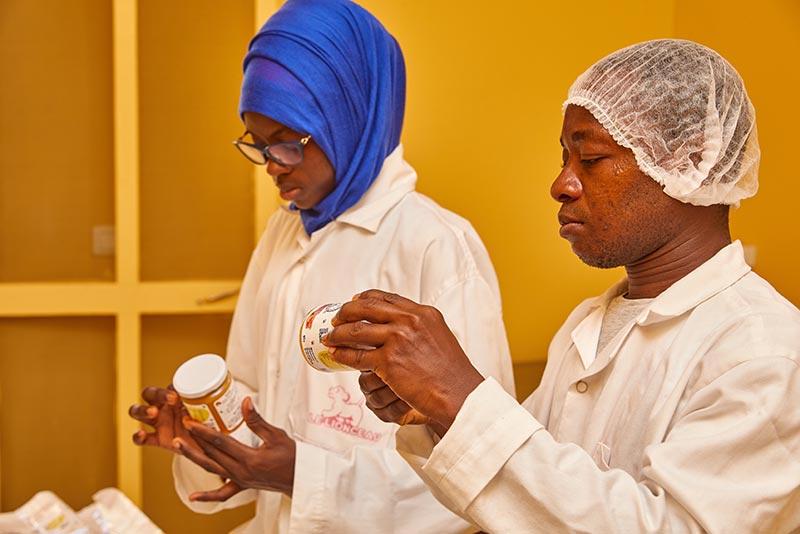 Des employés du Lionceau étiquettent des petits pots pour bébés à Dakar (Sénégal).