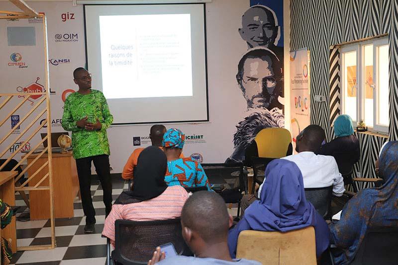 Des entrepreneurs reçoivent une formation au Centre Incubateur des Petites et Moyennes Entreprises du Niger.