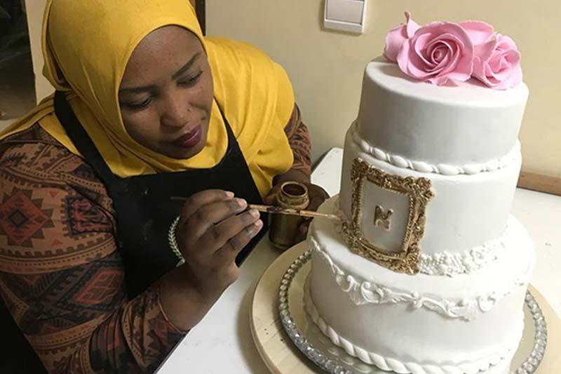 Nafissatou Noura, fondatrice d'Umm Manal, un service traiteur à Niamey, a reçu un soutien technique et un financement d'amorçage du CIPMEN, un incubateur de start-up au Niger, pour développer son entreprise.