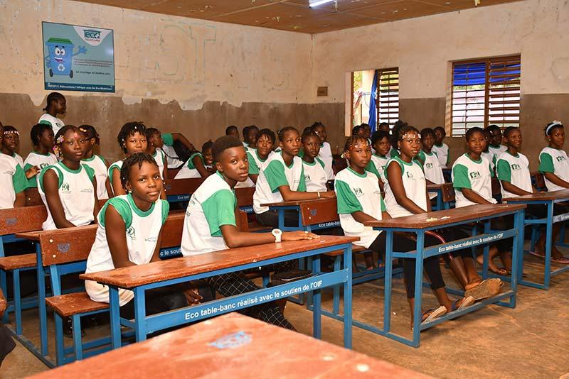 Mobilier scolaire fabriqué à partir de déchets plastiques recyclés par TECO² dans une école au nord de Ouagadougou, la capitale du Burkina Faso.