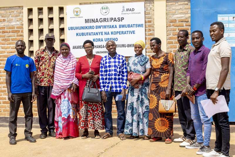 Les membres de la coopérative Kora Ubeho, dans le sud du Rwanda, ayant reçu une formation afin d'améliorer la gouvernance et la gestion financière, ainsi que les techniques agronomiques et la manutention post-récolte.