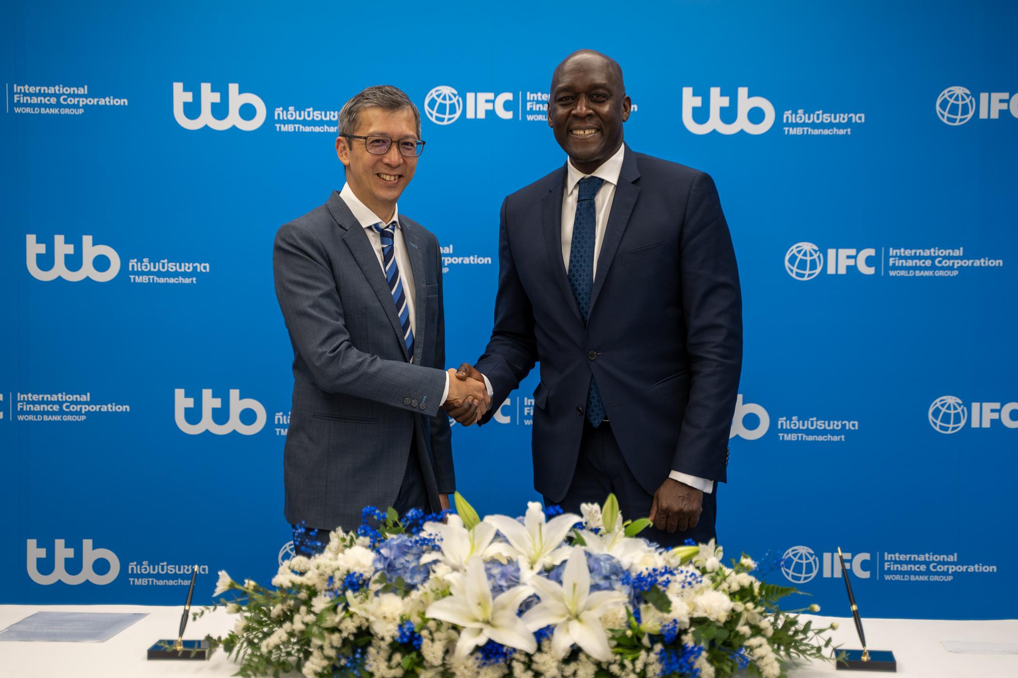 Stop-Winlock Managing Director Makhtar Diop and TMBThanachart Bank CEO Piti Tantakasem at the IFC and ttb Blue Bond Signing Ceremony (2).jpg